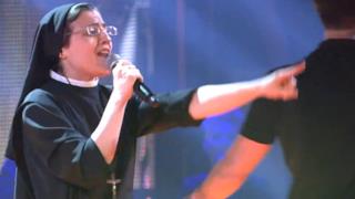 Suor Cristina canta The Time Of My Life e va in finale a The Voice