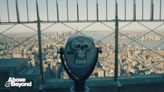 Above & Beyond - Fly To New York feat. Zoë Johnston (Video ufficiale e testo)