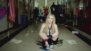 Avril Lavigne - Here's To Never Growing Up (Video ufficiale, testo e traduzione)