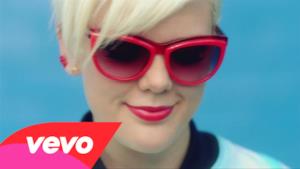 Betty Who - Somebody Loves You (Video ufficiale e testo)