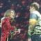 Taylor Swift - Fan sale sul palco durante il concerto di Londra