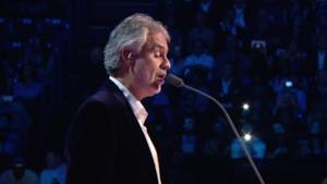 Andrea Bocelli canta Con te partirò agli MTV EMA 2015 (VIDEO)