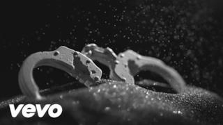 Usher - Chains ft. Nas, Bibi Bourelly (Video ufficiale e testo)
