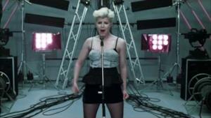 Robyn - Dancing On My Own (Video ufficiale e testo)