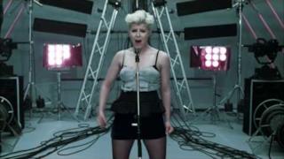 Robyn - Dancing On My Own (Video ufficiale e testo)