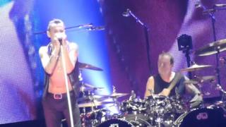 Dave Gahan dei Depeche Mode a torso nudo durante il concerto Milano 2014
