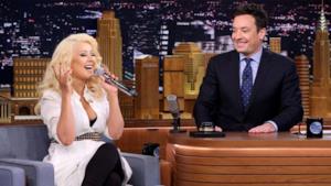 Christina Aguilera imita le sue colleghe popstar da Jimmy Fallon (video)