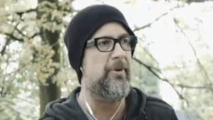 Marco Masini in palestra nel video Non è vero che l'amore cambia il mondo