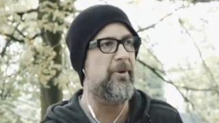 Marco Masini in palestra nel video Non è vero che l'amore cambia il mondo