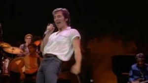 Bruce Springsteen - Dancing In The Dark (Video ufficiale e testo)