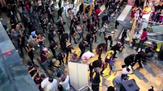 Lady Gaga: per il flash mob in Indonesia si è commossa [VIDEO]