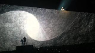 Comfortably Numb - Roger Waters and David Gilmour reunited on stage at London O2 Arena 12 May 2011