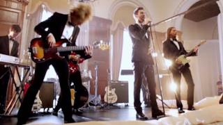 Maroon 5, nel video di Sugar concerto a sorpresa per gli sposi 