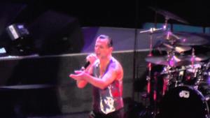 Depeche Mode cantano Heaven live al concerto di Milano