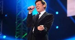 Gianni Morandi canta Vita al concerto per Lucio Dalla