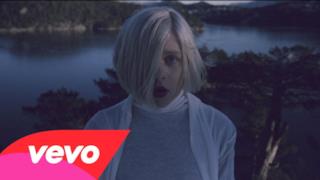 AURORA - Runaway (Video ufficiale e testo)