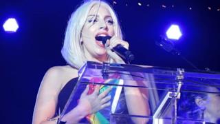 Lady Gaga al Gay Pride 2013 di New York canta l'inno nazionale