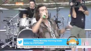 One Direction cantano What Makes You Beautiful al Today Show City Walk