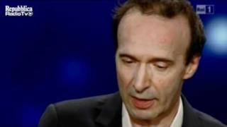 Roberto Benigni canta l'inno di Mameli a Sanremo 2011