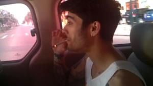 Zayn Malik e Louis Tomlinson fumano uno spinello in macchina (video)