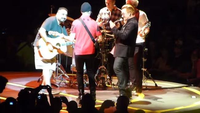 U2, The Edge si dimentica gli accordi e viene sostituito da un fan (video)