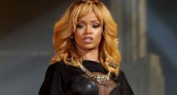 Rihanna coinvolge un giovane fan in un balletto hot (video)