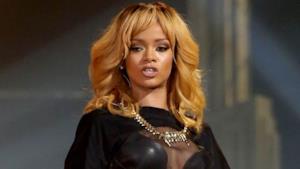 Rihanna coinvolge un giovane fan in un balletto hot (video)