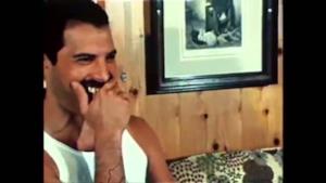 Freddie Mercury ride alla Bohemian Rhapsody di Kanye West [VIDEO EPICO]