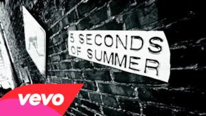 5 Seconds Of Summer - She Looks So Perfect (lyric video, testo e traduzione)