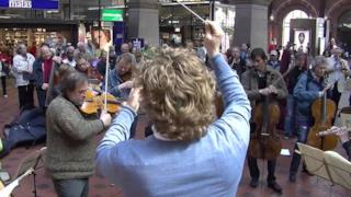 Copenhagen Philarmonic Orchestra - Flash mob in stazione