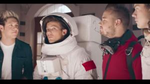 Gli One Direction presentano il nuovo profumo Between Us