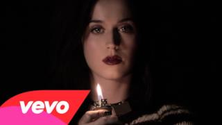 Katy Perry, Roar: brucia la parrucca blu 
