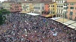 One Direction acclamati dai fan prima del concerto di Verona