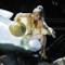 Sorpresa! Lady Gaga arriva ai Grammy dentro un uovo gigante 