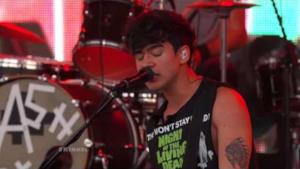 5 Seconds of Summer cantano “Beside You”