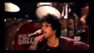 Green Day: Billie Joe spacca la chitarra sul palco dell'iHeart Radio 2012 [VIDEO]