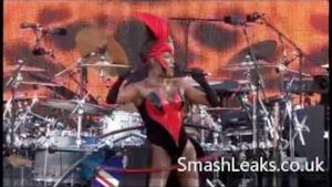 Grace Jones con l'hula hoop al concerto per il Giubileo della regina [VIDEO]