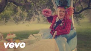 P!nk - Just Like Fire (From "Alice Through the Looking Glass") (Video ufficiale e testo)