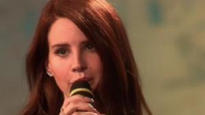 Lana Del Rey a Le Invasioni Barbariche canta Blue Jeans