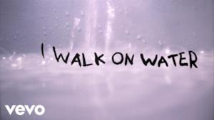 Eminem - Walk On Water (feat. Beyoncé) (Video ufficiale e testo)