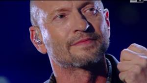 Biagio Antonacci, omaggio a Pino Daniele a Sanremo 2015 con Quando