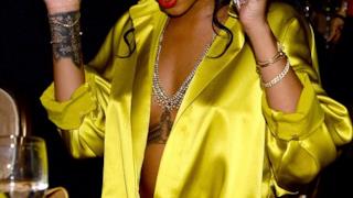 Rihanna rischia di far vedere i seni durante il pre-party dei Grammy's