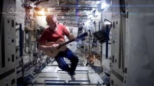 Chris Hadfield: Space Oddity di David Bowie cantata nello spazio