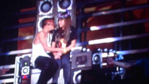 Justin Bieber: fan sale sul palco (Bologna 2013 ollg)