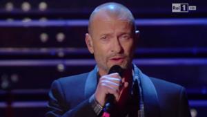 Biagio Antonacci a Sanremo 2015 con un medley dei suoi più grandi successi