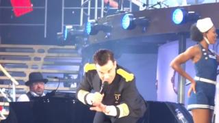 Robbie Williams cade dal palco e rompe il braccio a una fan