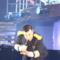 Robbie Williams cade dal palco e rompe il braccio a una fan