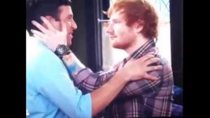 Ed Sheeran bacia un uomo per la prima volta, guarda il video!