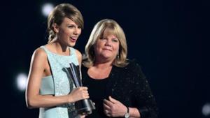 Taylor Swift premiata dalla mamma malata agli ACM Awards (video)