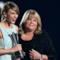 Taylor Swift premiata dalla mamma malata agli ACM Awards (video)